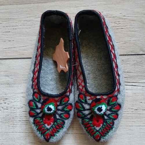 Pantofle z sukna szare r.36-39- wzór kolorowy