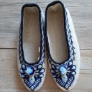 Pantofle z sukna białe r.36-39 – wzór niebieski