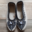 Pantofle z sukna białe r.35-41 – haft szary